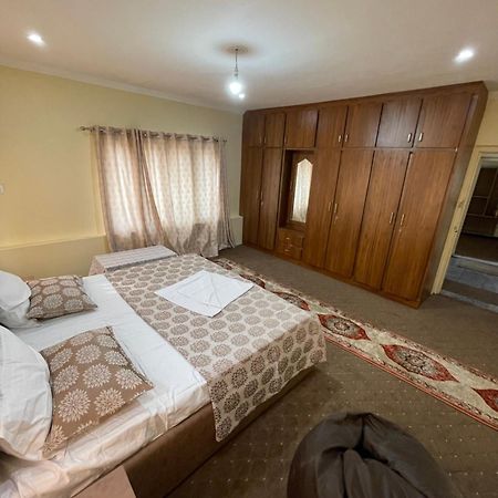 Khwaab Gah By The Khayabaan-Homestay Apartments Fully Furnished With Functional Kitchen, Wifi & Parking In City Centre Srīnagar Dış mekan fotoğraf