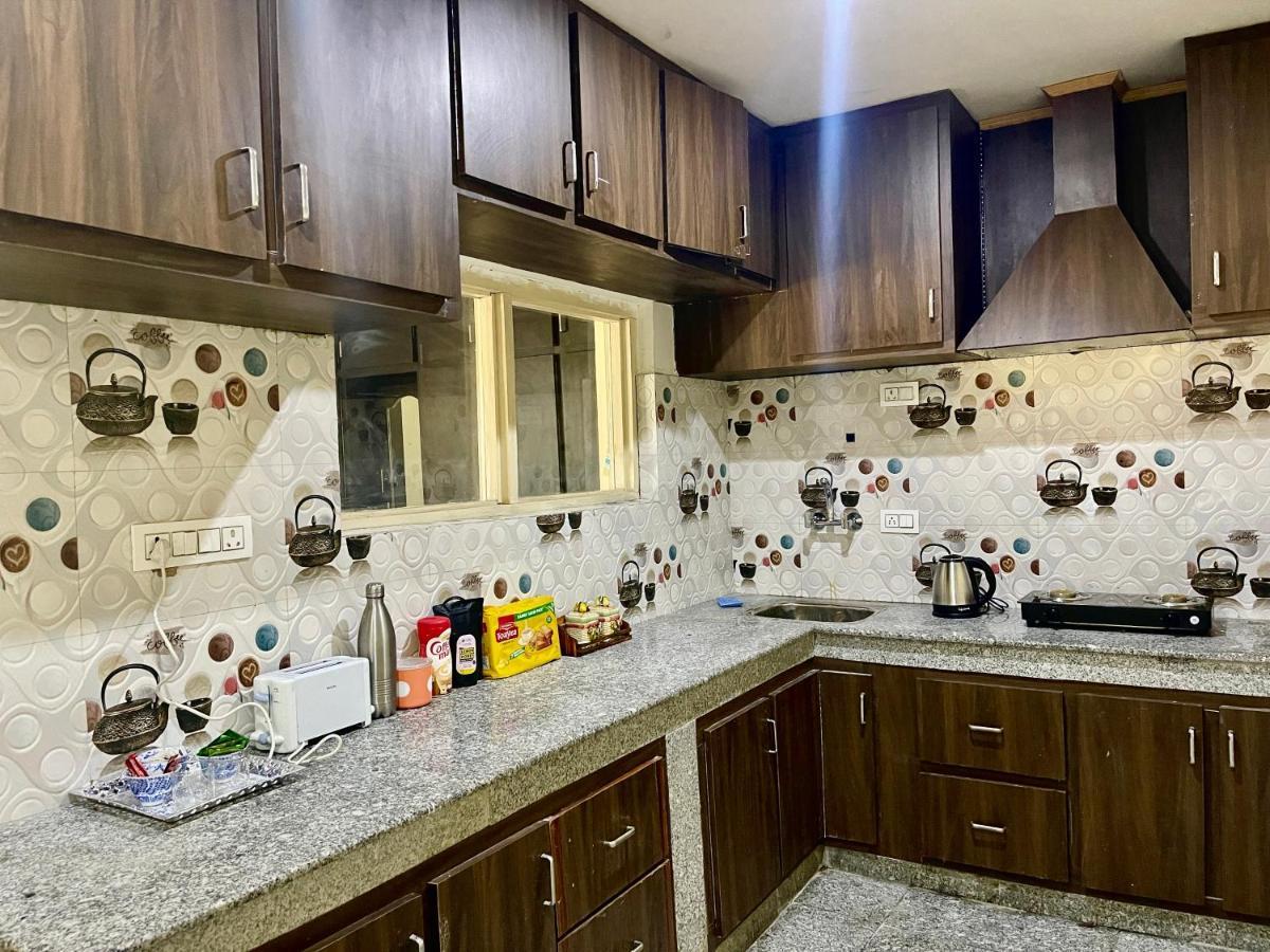 Khwaab Gah By The Khayabaan-Homestay Apartments Fully Furnished With Functional Kitchen, Wifi & Parking In City Centre Srīnagar Dış mekan fotoğraf
