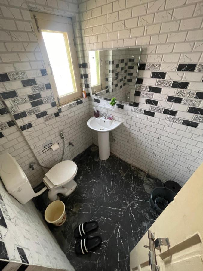 Khwaab Gah By The Khayabaan-Homestay Apartments Fully Furnished With Functional Kitchen, Wifi & Parking In City Centre Srīnagar Dış mekan fotoğraf