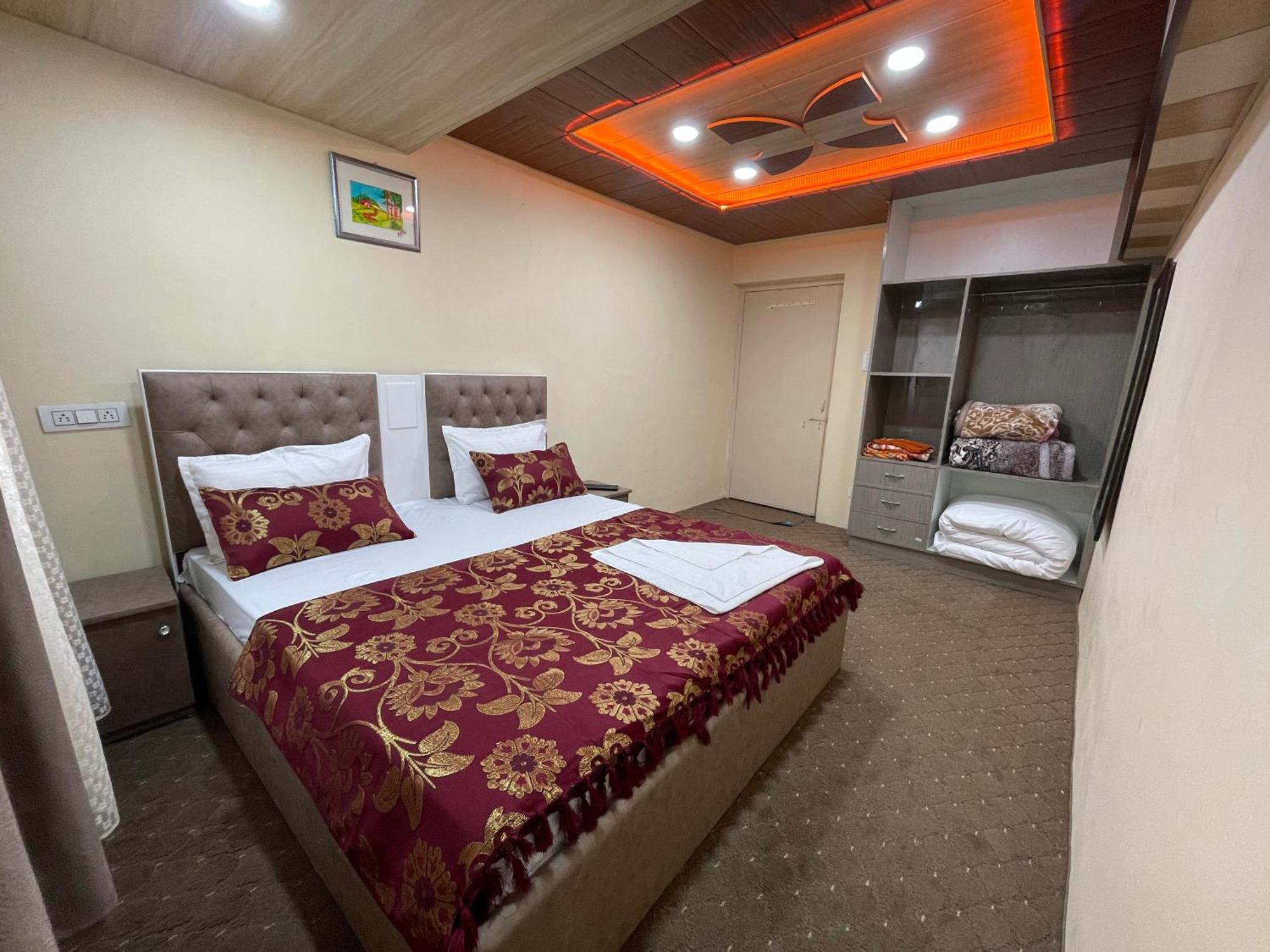 Khwaab Gah By The Khayabaan-Homestay Apartments Fully Furnished With Functional Kitchen, Wifi & Parking In City Centre Srīnagar Dış mekan fotoğraf