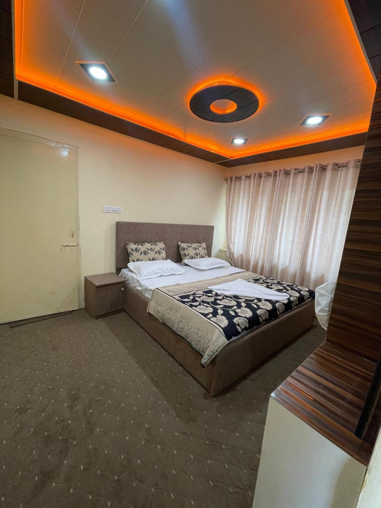 Khwaab Gah By The Khayabaan-Homestay Apartments Fully Furnished With Functional Kitchen, Wifi & Parking In City Centre Srīnagar Dış mekan fotoğraf