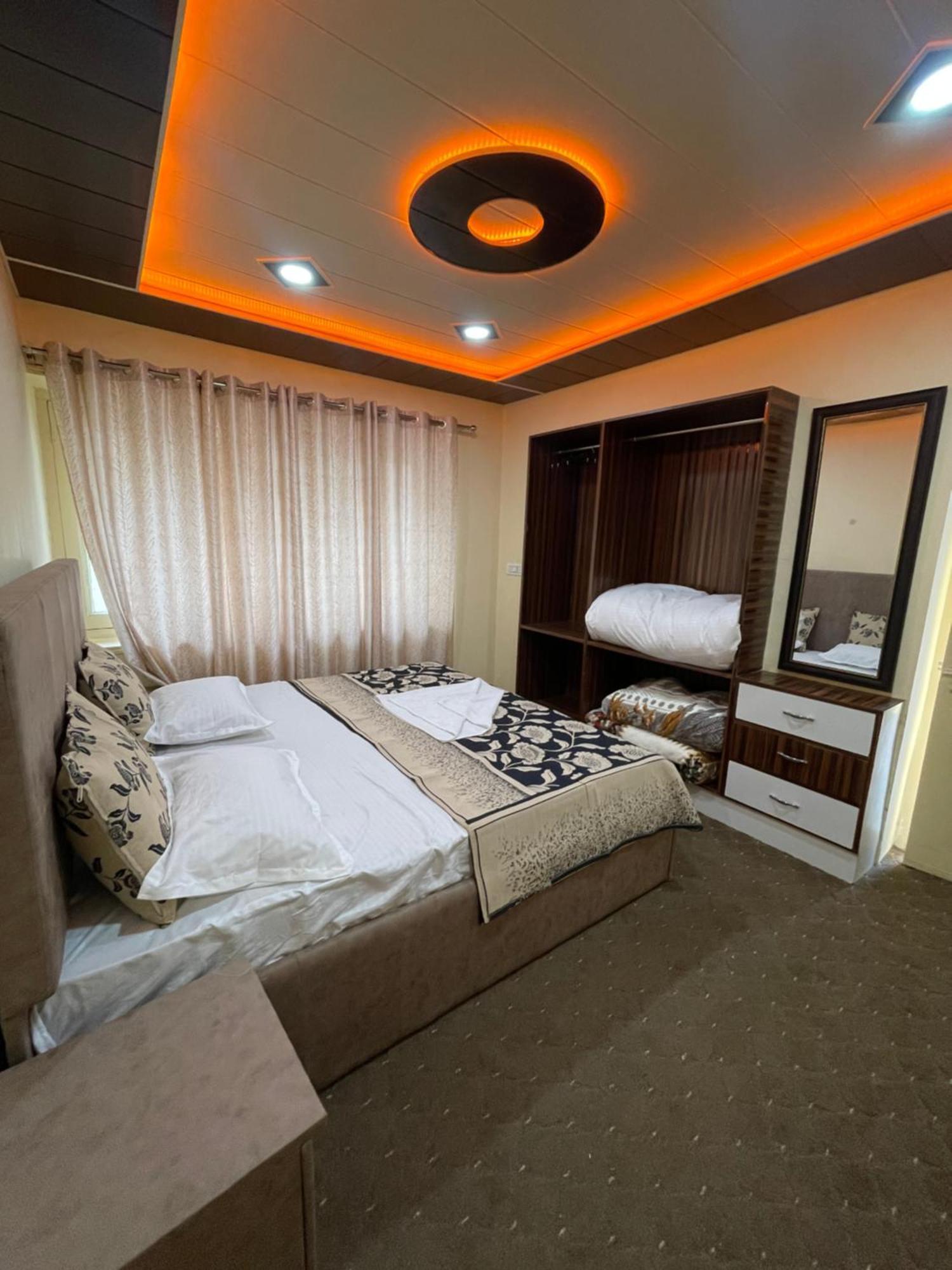Khwaab Gah By The Khayabaan-Homestay Apartments Fully Furnished With Functional Kitchen, Wifi & Parking In City Centre Srīnagar Dış mekan fotoğraf