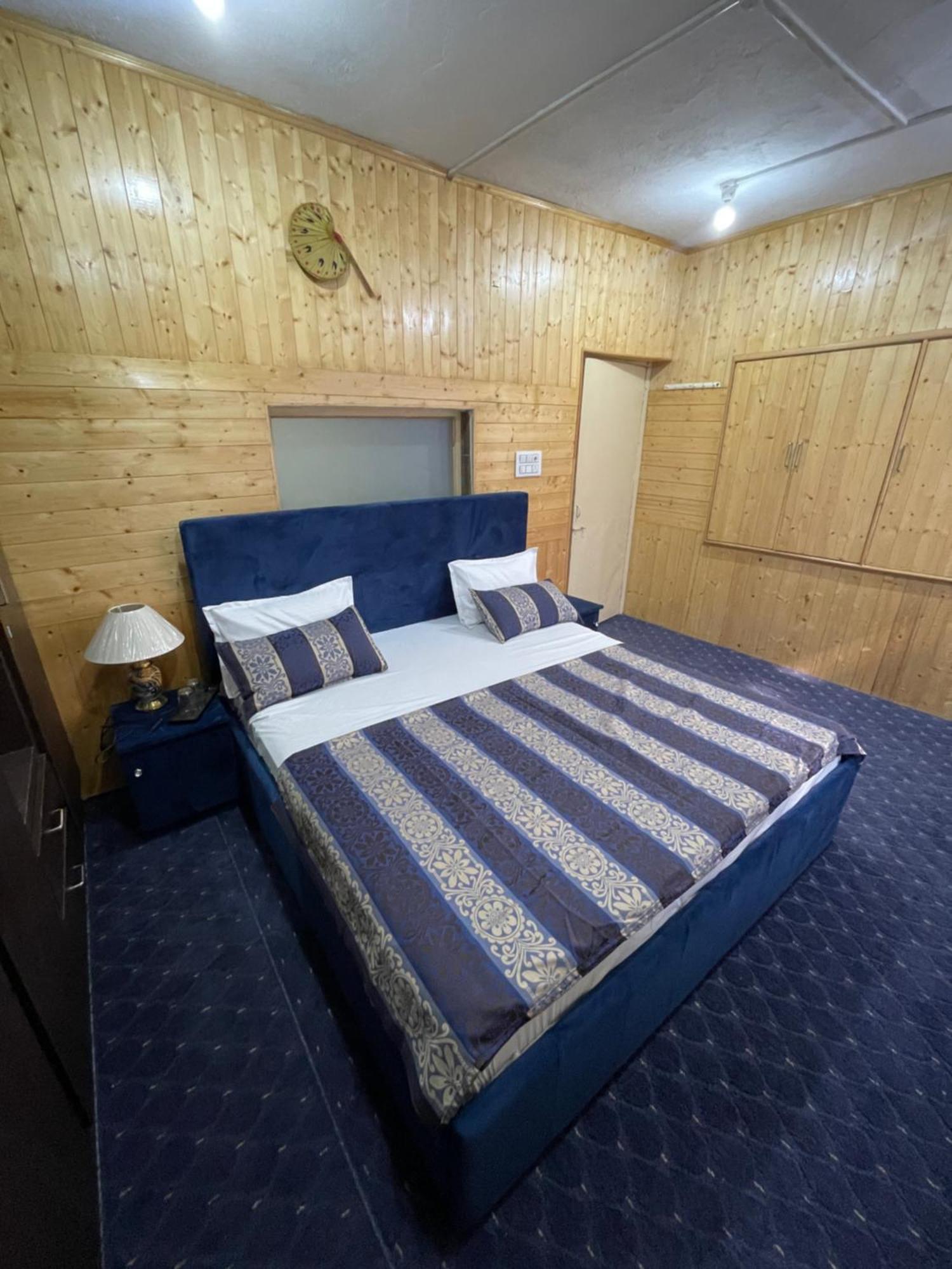 Khwaab Gah By The Khayabaan-Homestay Apartments Fully Furnished With Functional Kitchen, Wifi & Parking In City Centre Srīnagar Dış mekan fotoğraf