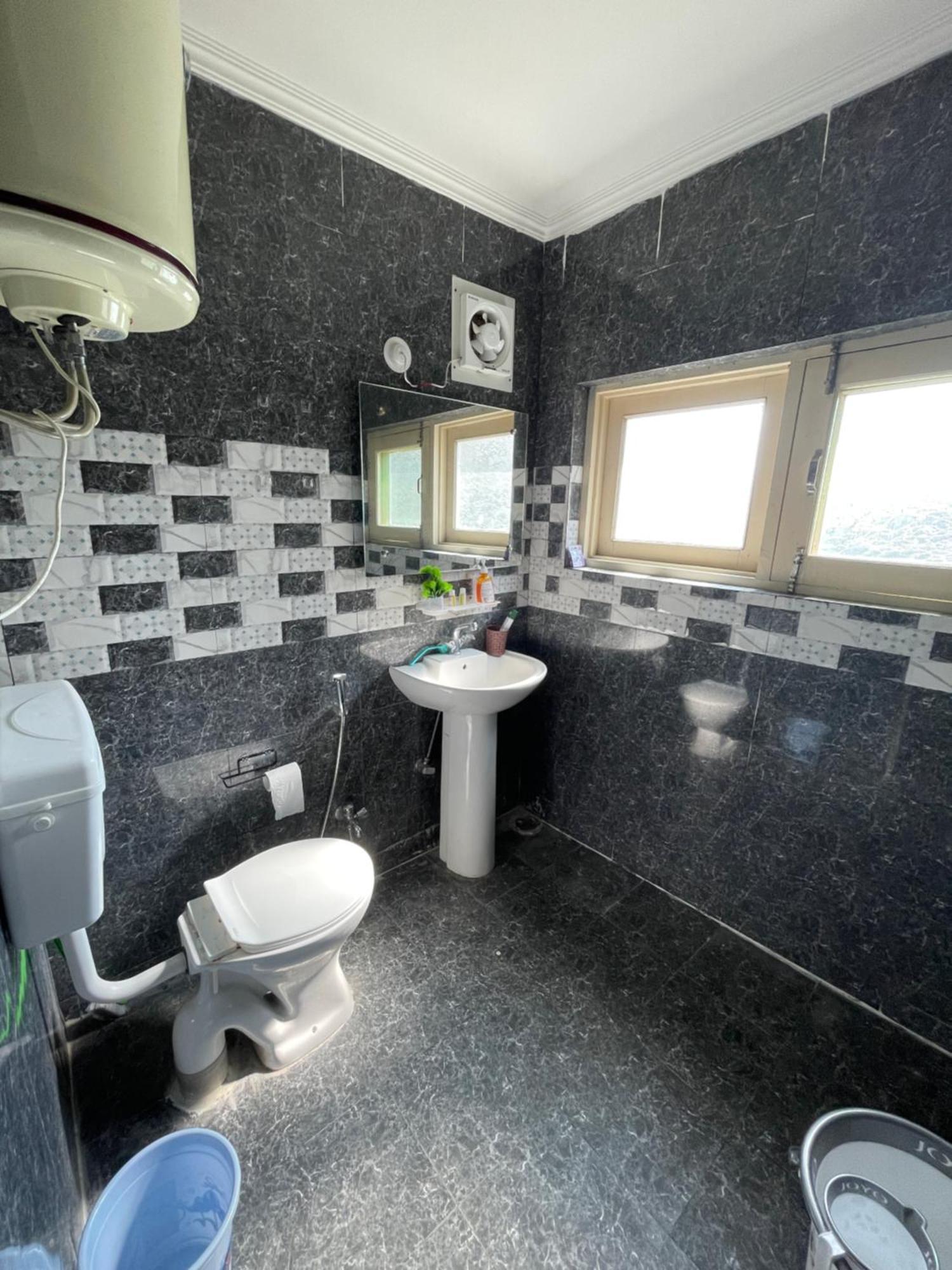 Khwaab Gah By The Khayabaan-Homestay Apartments Fully Furnished With Functional Kitchen, Wifi & Parking In City Centre Srīnagar Dış mekan fotoğraf