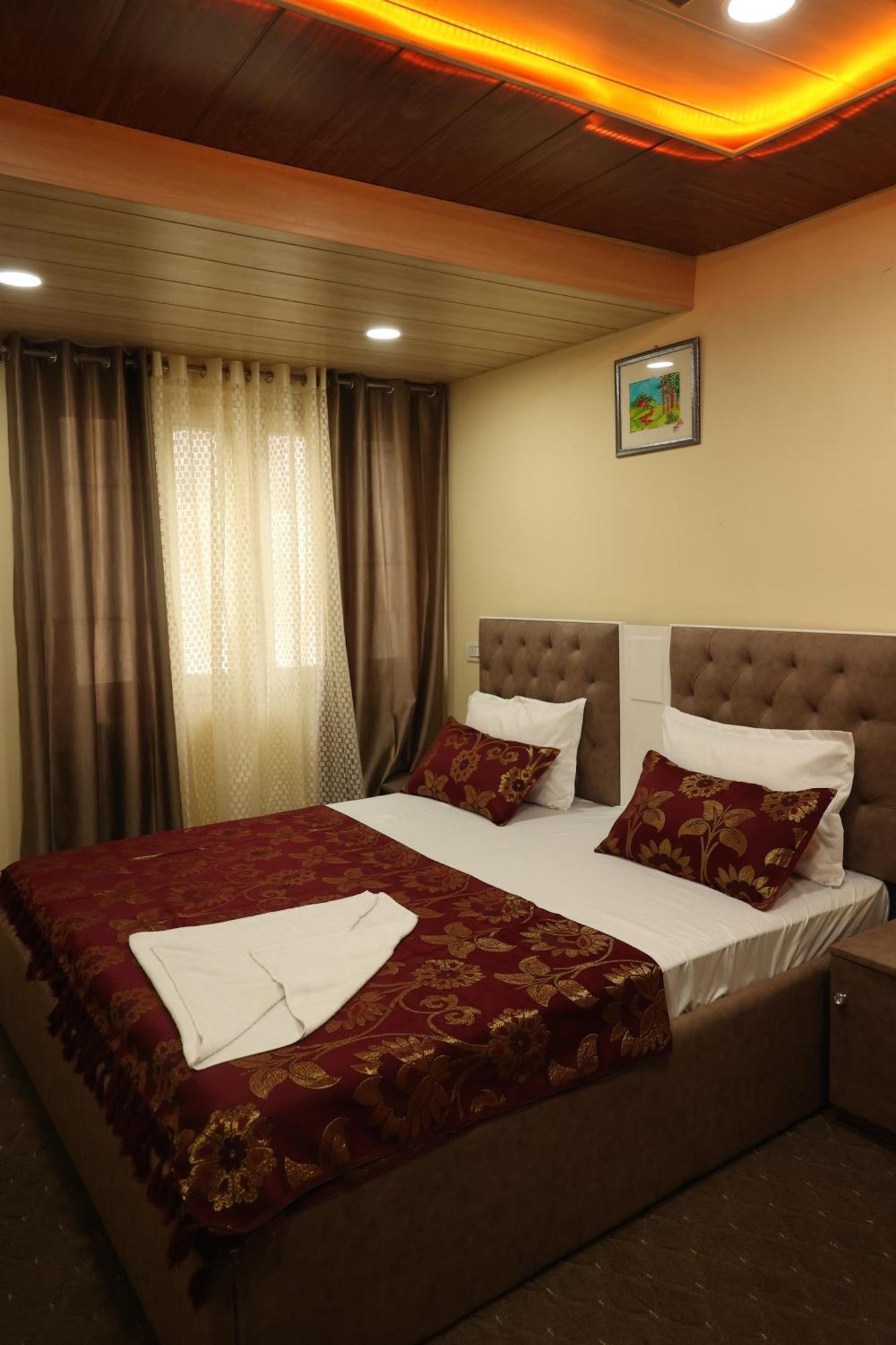 Khwaab Gah By The Khayabaan-Homestay Apartments Fully Furnished With Functional Kitchen, Wifi & Parking In City Centre Srīnagar Dış mekan fotoğraf