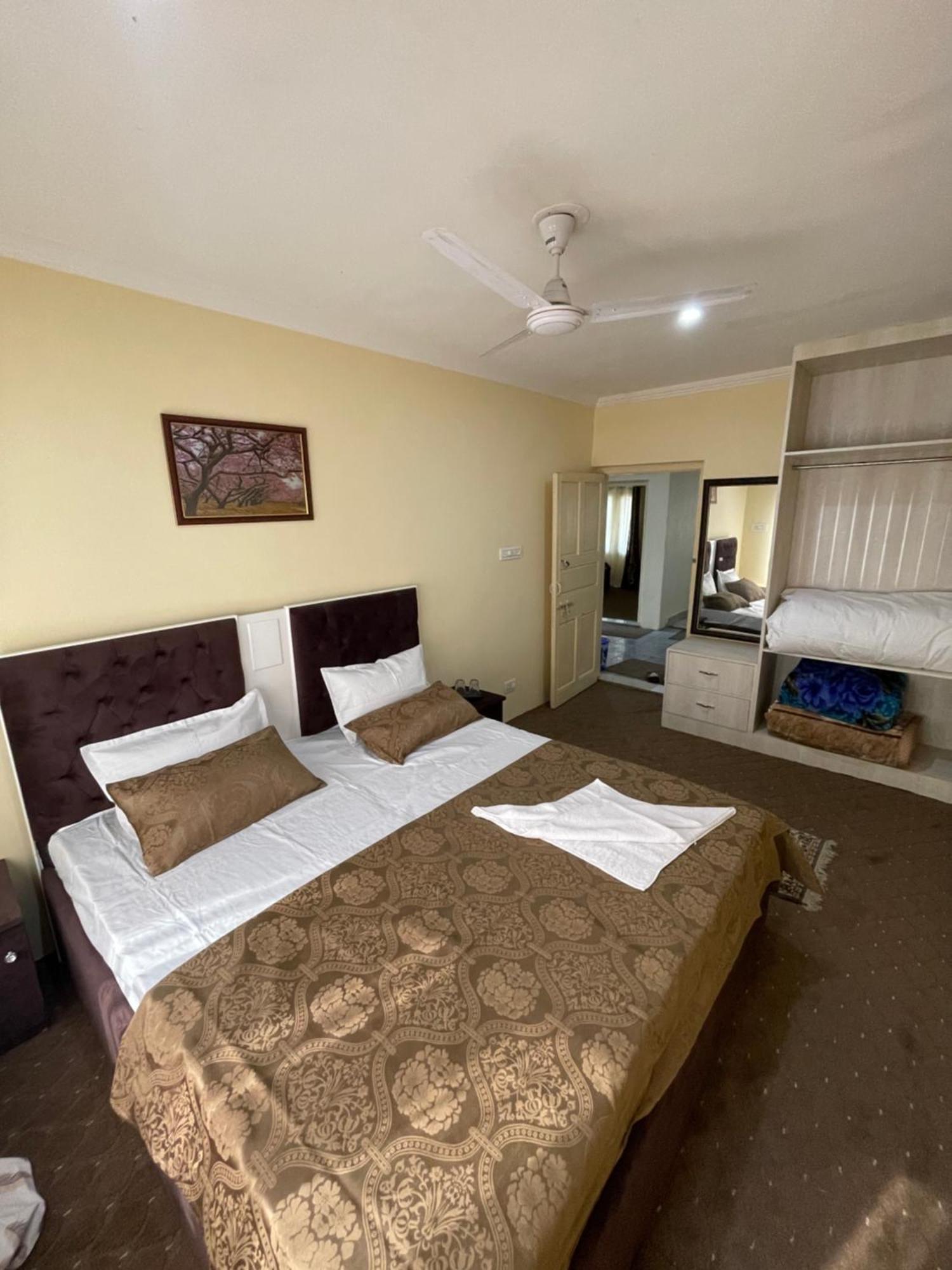 Khwaab Gah By The Khayabaan-Homestay Apartments Fully Furnished With Functional Kitchen, Wifi & Parking In City Centre Srīnagar Dış mekan fotoğraf